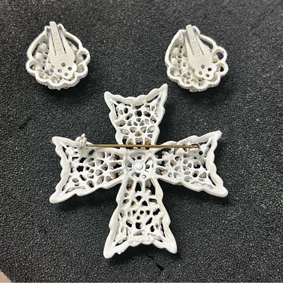 Rare 1960s Weiss Milk Glass Maltese Cross White Enamel Brooch & Clip On Earring - Picture 2 of 5